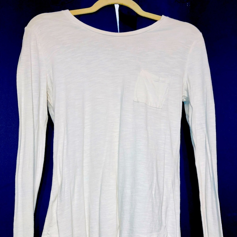 Long-sleeved white shirt with pocket